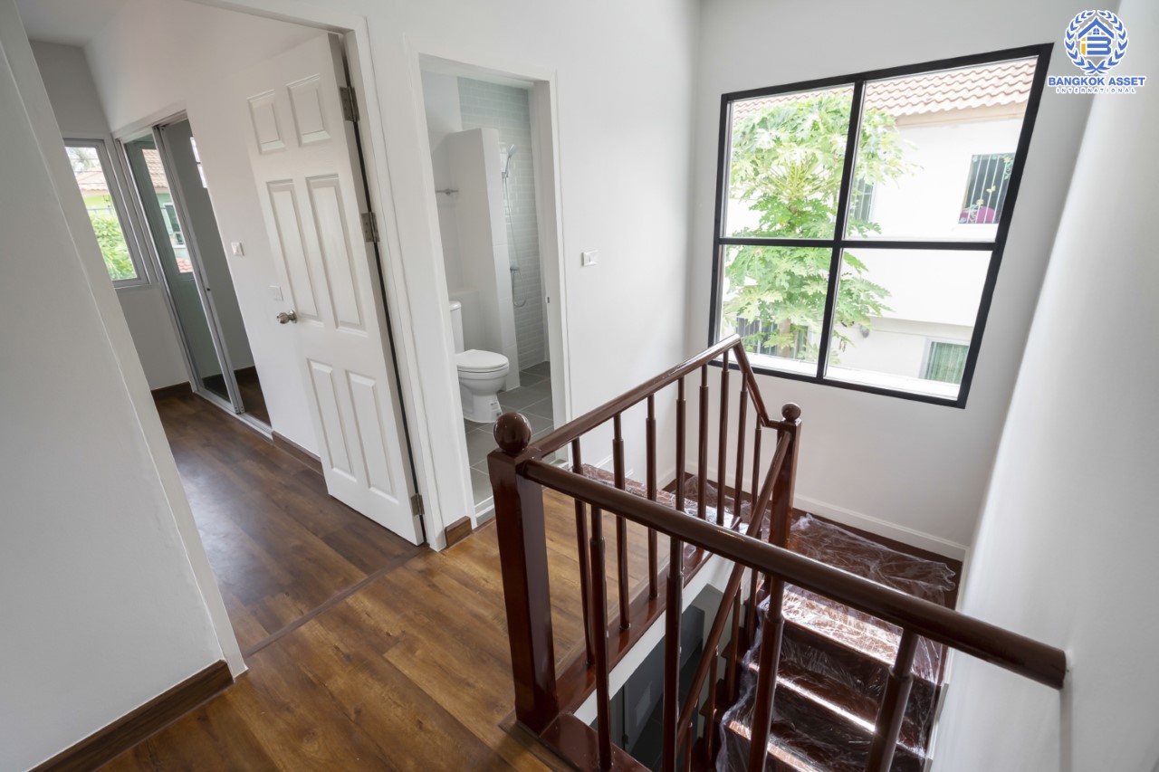 บ้านมือสองตกแต่งใหม่ ม.ศุภาลัยวิลล์ วงแหวน-รัตนาธิเบศร์ เนื้อที่ 54 ตร.ว. ฟังก์ชันจัดเต็ม 4 ห้องนอน 2 ห้องน้ำ 3 ที่จอดรถ ตอบโจทย์ทุกการเข้าอยู่ บนทำเลเดินทางสะดวก ใกล้ ถ.กาญจนาภิเษก เซ็นทรัลเวสต์เกต และรถไฟฟ้า "สถานีคลองบางไผ่